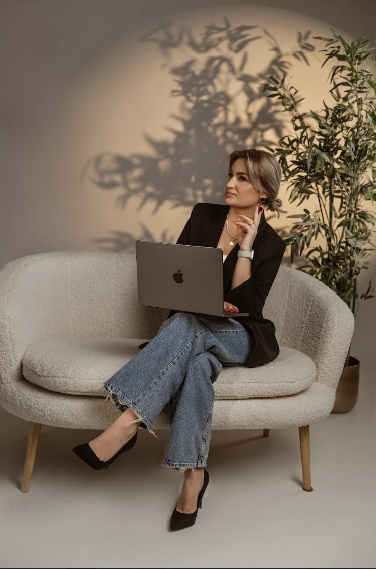 Irina pregătind o consultație astrologică