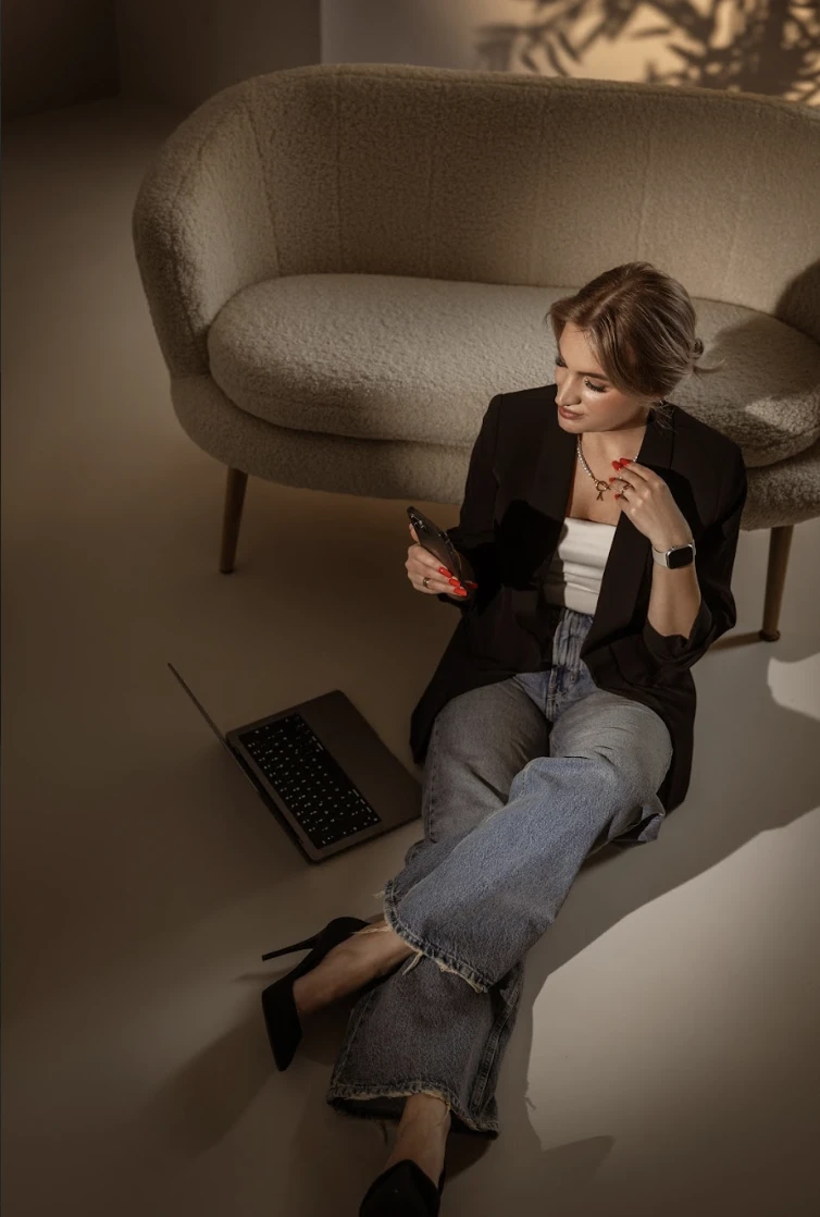 Irina cu telefonul în mână pregătind o etalare tarot